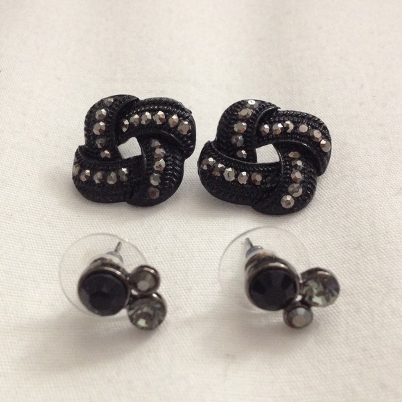 Black studs earring set