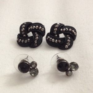 Black studs earring set