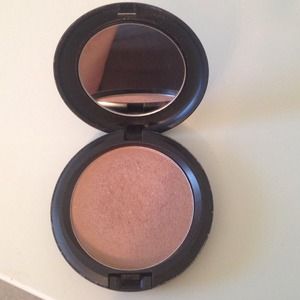 Mac Iridescent Pressed Powder