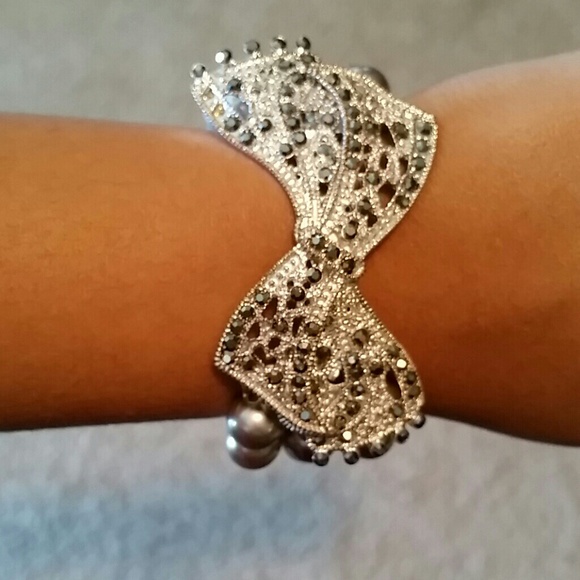 Pearl bow bracelet