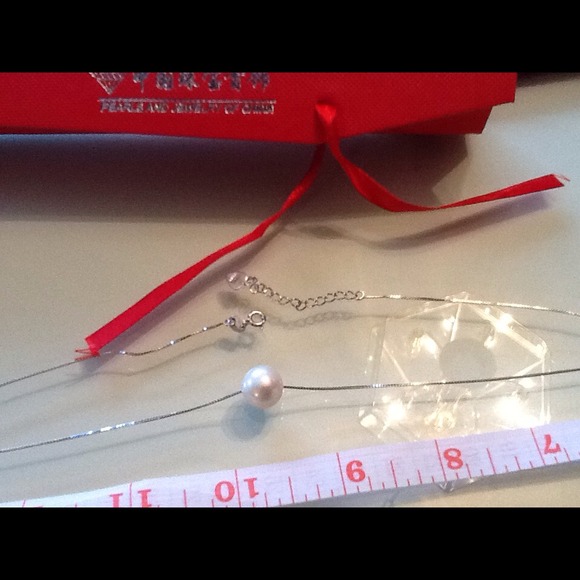 Singer pearl necklace