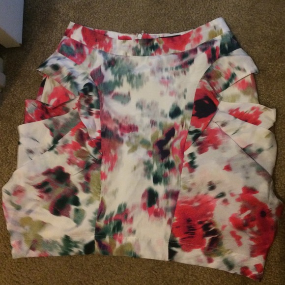 Bebe floral skirt as seen okkim kardashian🚫sold🚫
