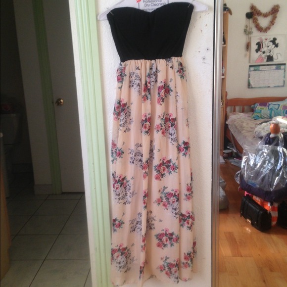 Baby doll maxi dress. Bottom is peach with flowers