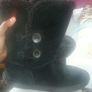 Black winter boots
