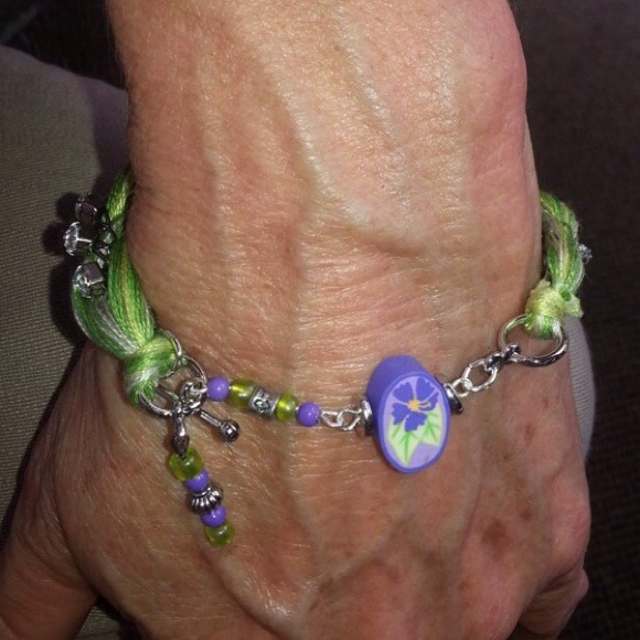 🌷PRETTY VICTORIAN STYLE HANDCRAFTED BRACELET🌷 - Picture 2 of 4