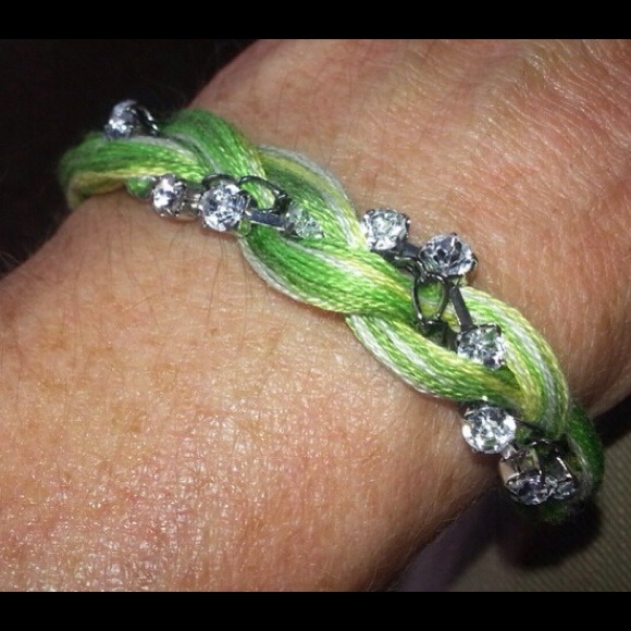 🌷PRETTY VICTORIAN STYLE HANDCRAFTED BRACELET🌷 - Picture 3 of 4