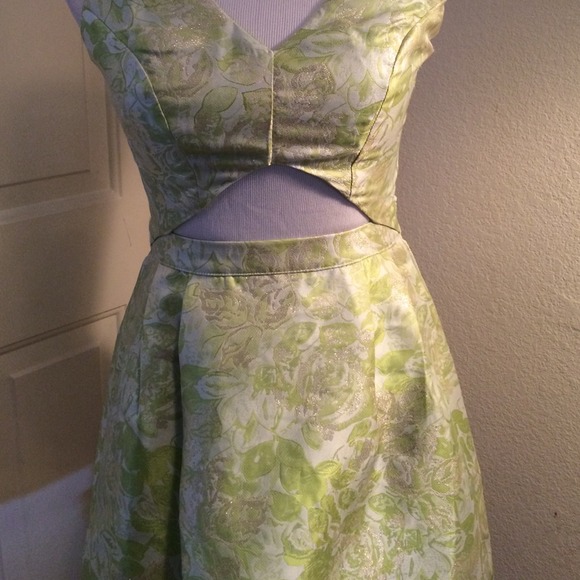 🆕🌸Beautiful Mint Cutout Dress🌸 - Picture 3 of 4