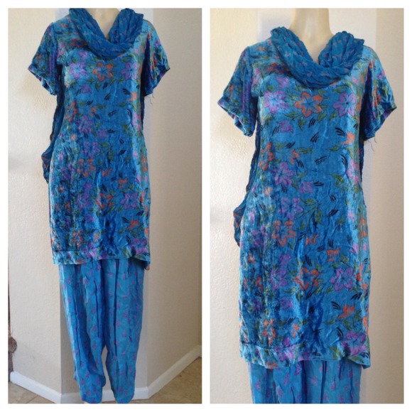 Velvet material India dress - Picture 2 of 3