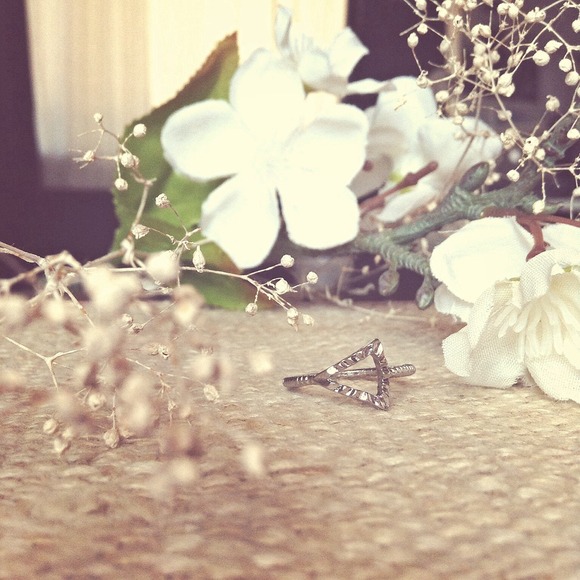 🌺FREE gift item🌺Silver triangle midi ring