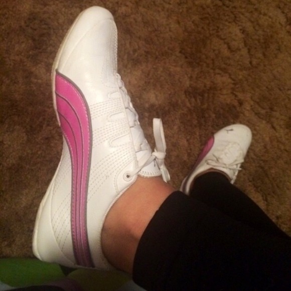 🚫SOLD🚫 White & Pink Pumas