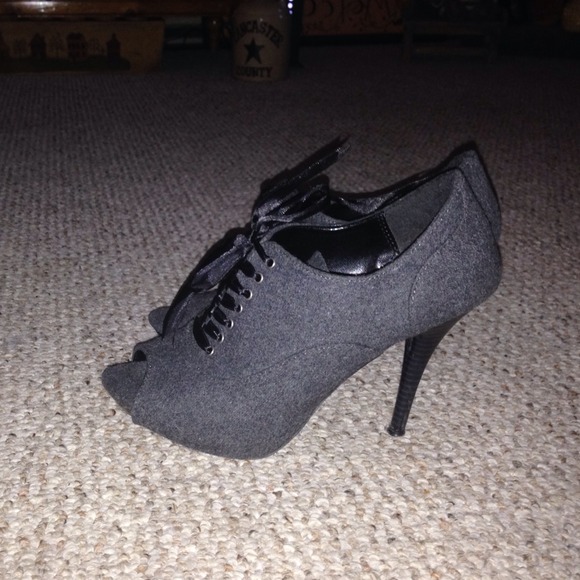 Lauren Conrad 7.5 heels - Picture 2 of 2