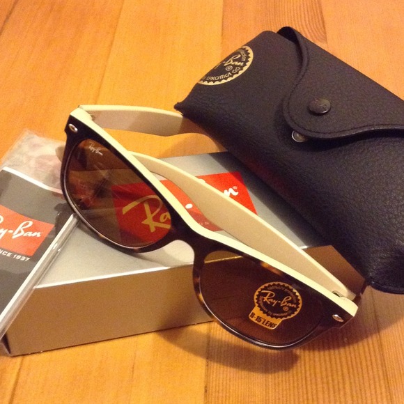 Ray Ban "New Wayfarer" 2132 like new. Made/Italy.