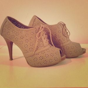 🚨SOLD🚨 Lace style Booties!