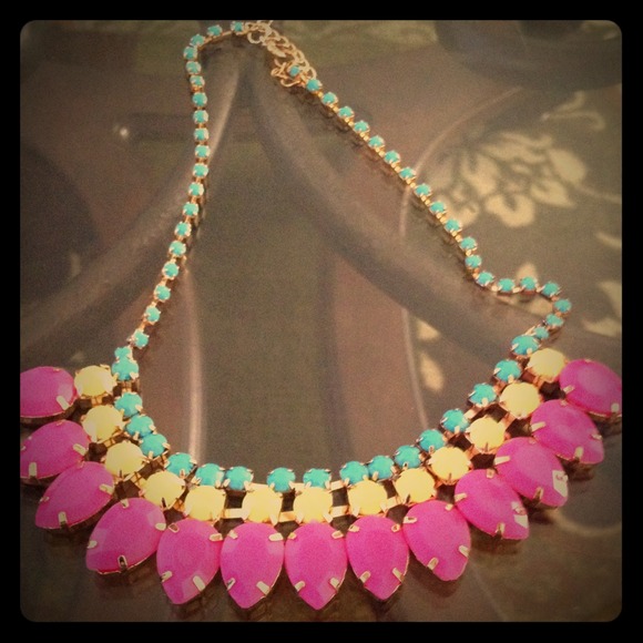 Jewelry - hot pink statement necklace 🎀