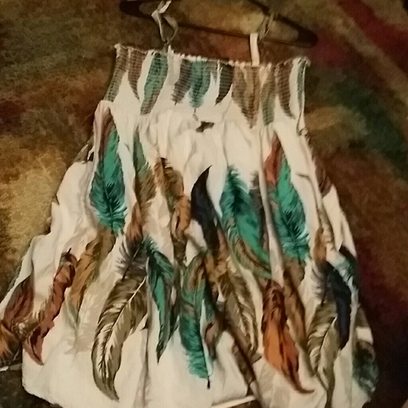 Gorgeous dress cream w/ feathers design