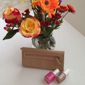 💖BUNDLED💖 Banana Repub wallet & Essie nailpolish
