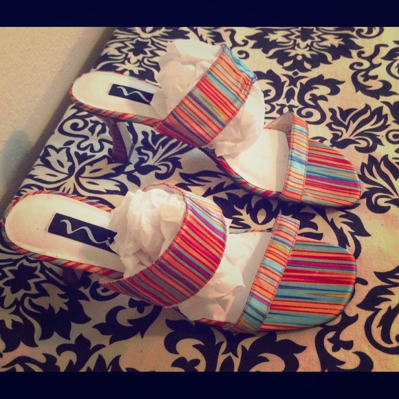 Multi colored NINA sandals w/perfect lil heel