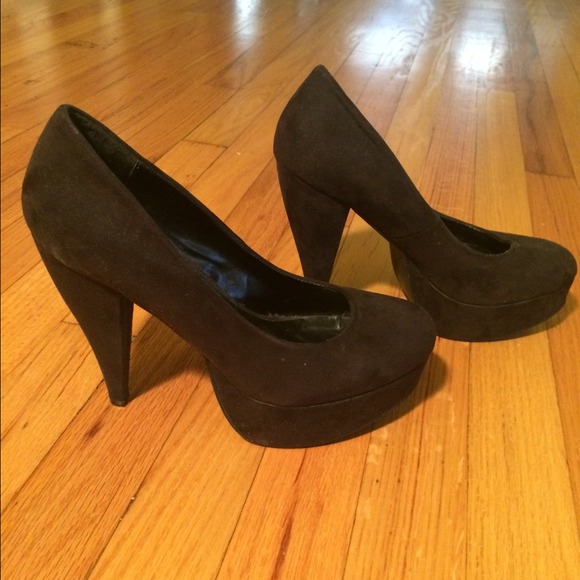 black platform sexy yet comfortable pumps