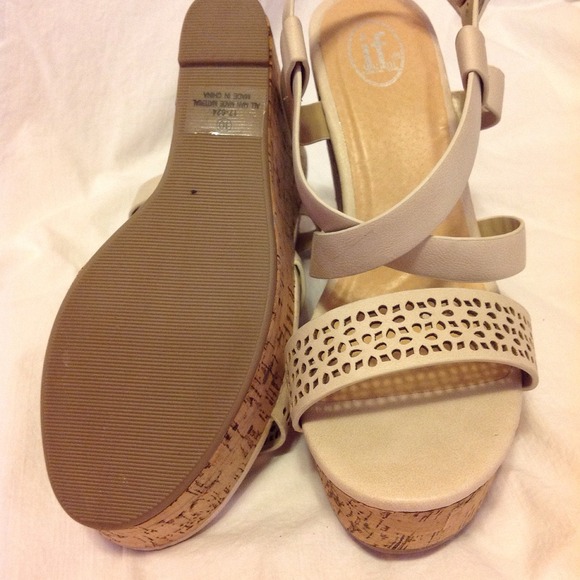 ❌SOLD❌nude beige strappy sandals - Picture 3 of 3