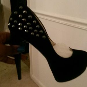 Black pumps