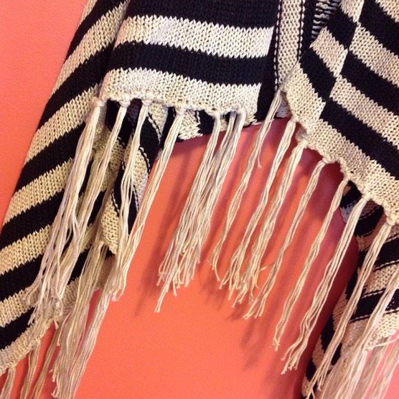 ❌BUNDLED❌Aztec fringed sweater vest cardigan - Picture 2 of 4