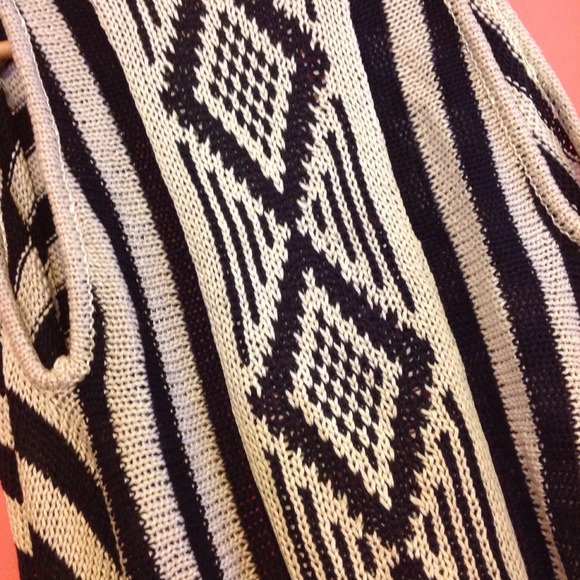 ❌BUNDLED❌Aztec fringed sweater vest cardigan - Picture 3 of 4