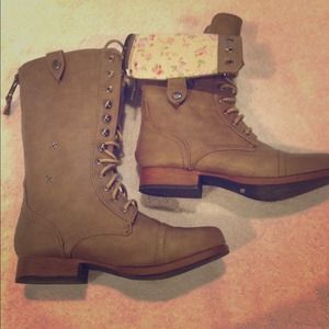 Combat boots with flowers