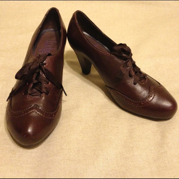 Indigo by Clarks Paddington brown booties - size 8