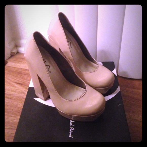 MIA chunky nude heels