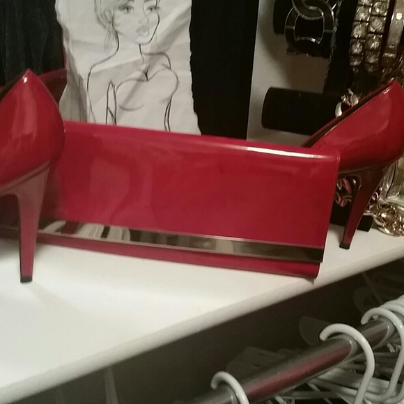 Red Pump - Picture 2 of 3