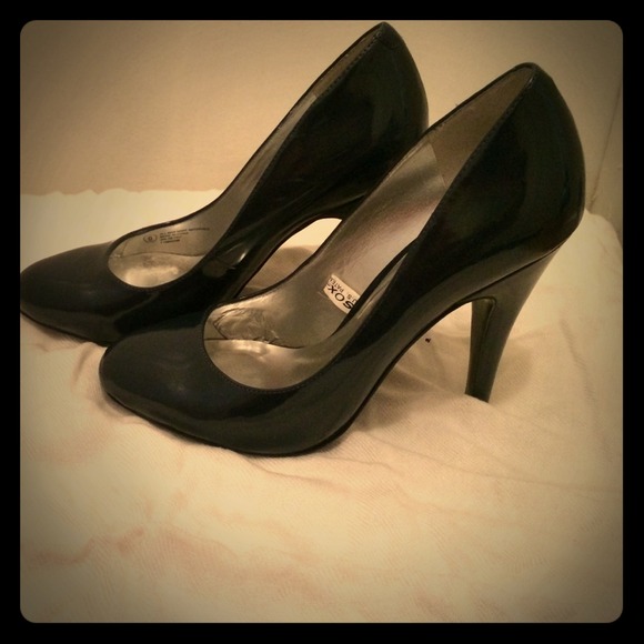Beautiful navy blue 3" heels!