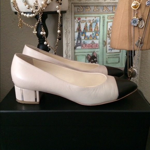 Auth Chanel Leather Low-Heel Pumps - Picture 2 of 4