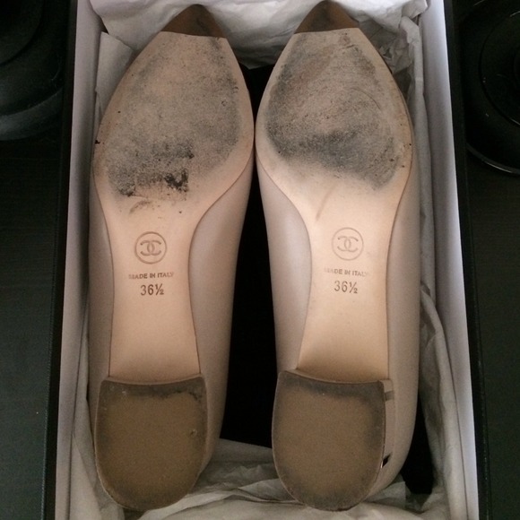 Auth Chanel Leather Low-Heel Pumps - Picture 4 of 4