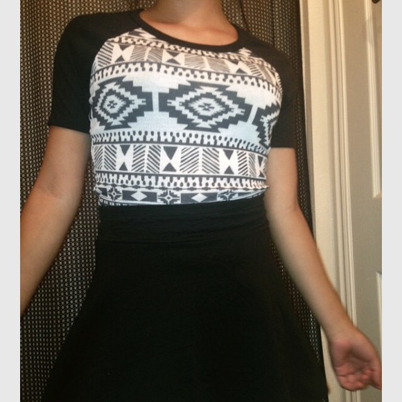 Black/white crop top