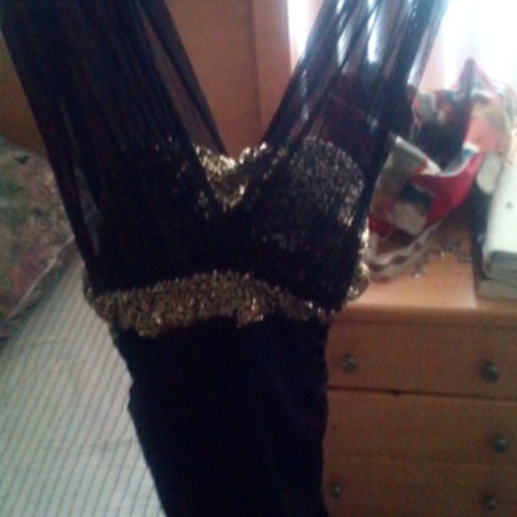 This is a night dress. It's short, black and gold. - Picture 3 of 3