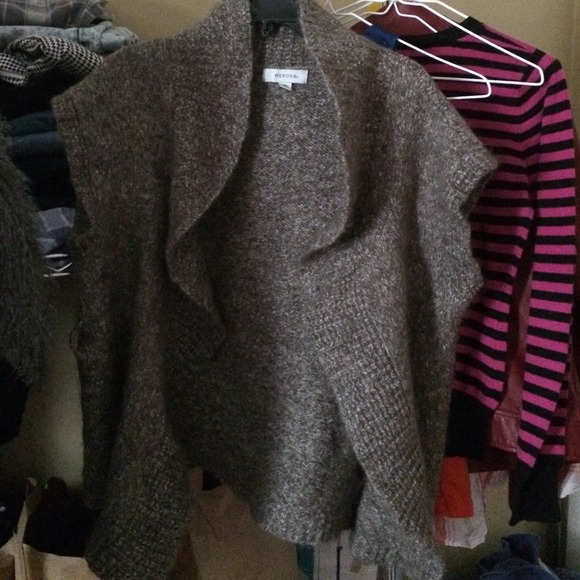 Sleeveless sweater thing in grey brown