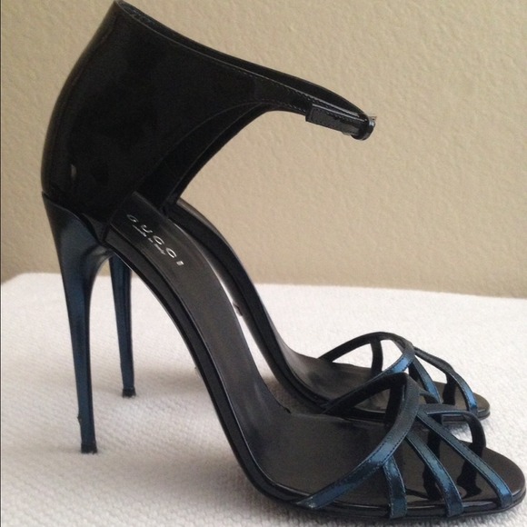 Gucci strappy sandal size 9