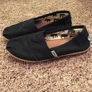 Black TOMS