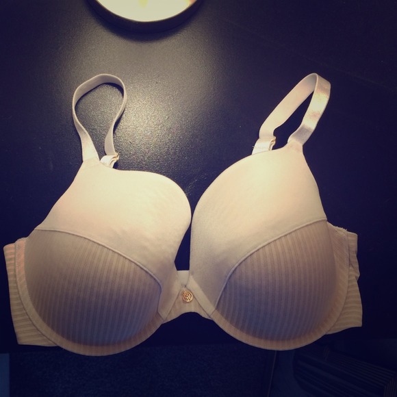 Jennifer Lopez bra 34DD