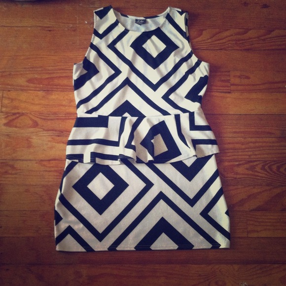 Black and white peplum dress 👗