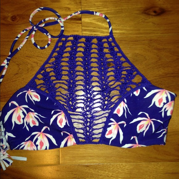 Acacia Panama top in Blue Island Orchid.