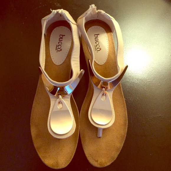 Bucco Capensis low wedge thongs.