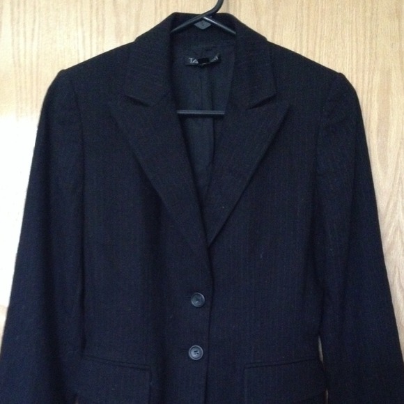 Wool blazer with subtle pinstripes - Picture 2 of 4