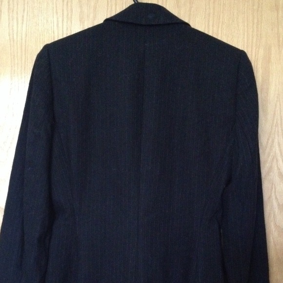 Wool blazer with subtle pinstripes - Picture 4 of 4