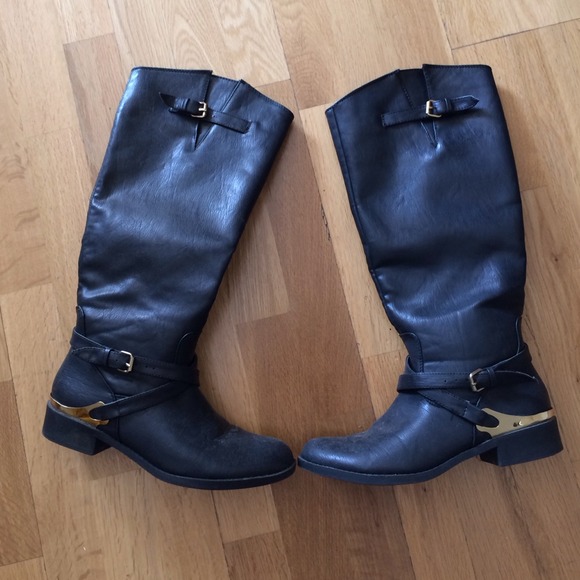 Faux leather Shoedazzle boots