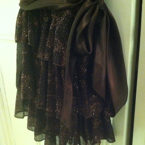 Short brown ruffle dress w/ copper glitter & bow. - Picture 2 of 2