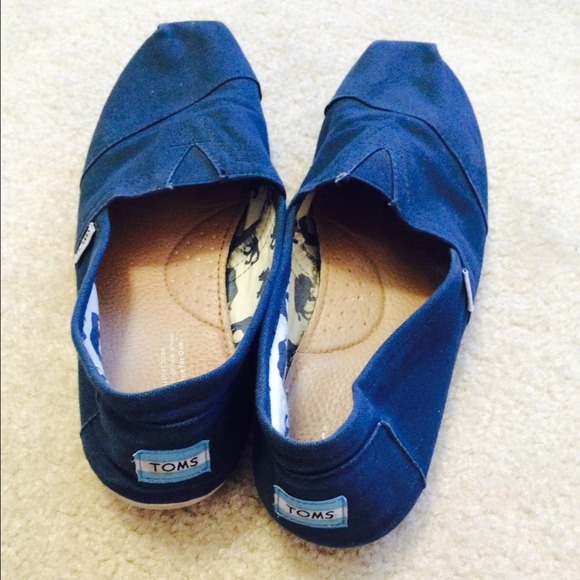 Navy toms