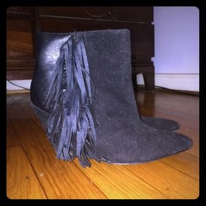 qupid black fringe booties, size 8