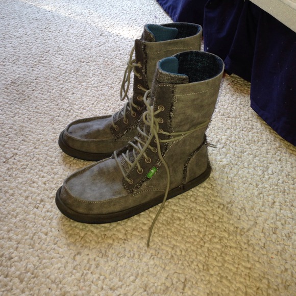 Casual military style cute Sanuk boots!