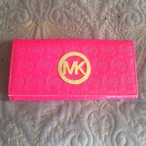 Michael Kors Wallet never used( no tag)